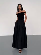 Einfarbiges, schulterfreies, langes Plisseekleid